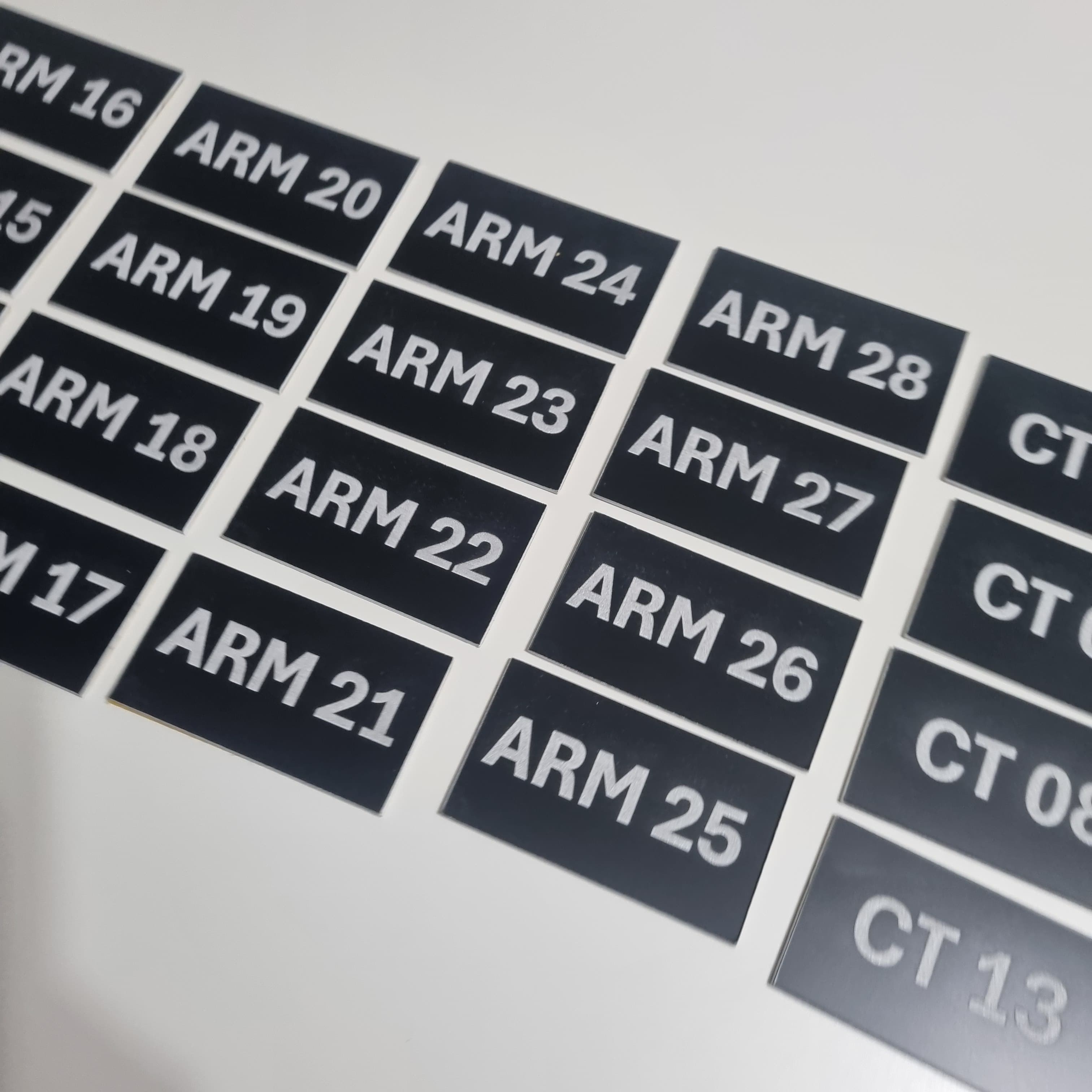 Rótulos en Lamicoid para Tableros Eléctricos | Placas Identificadoras Grabadas